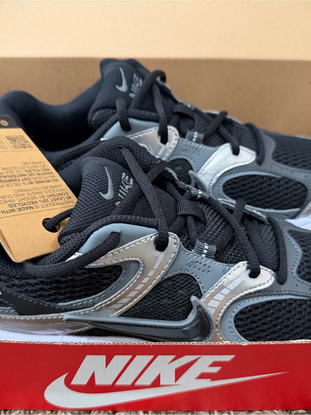 Nike Men’s Black and Silver Mesh Athletic Sneakers